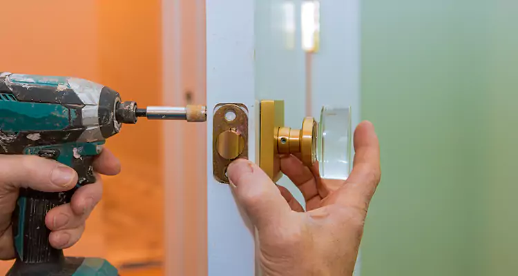Broken Door Knob Fix in Oak Ridge, FL
