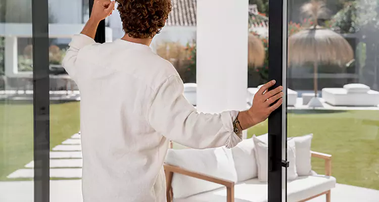Sliding Screen Door Maintenance for Closing Issues in Oak Ridge, FL